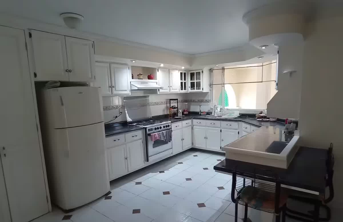 Cocina completa con estufa y barra
