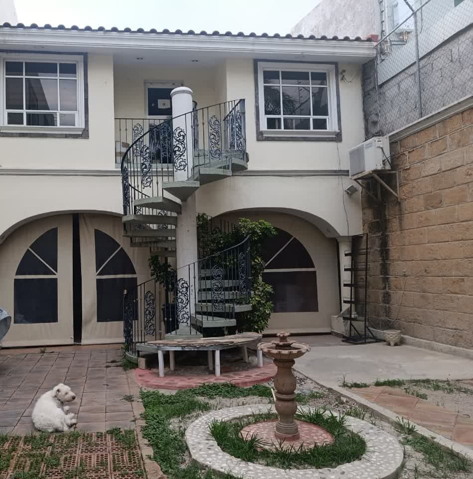 Fachada de la casa con escalera de caracol