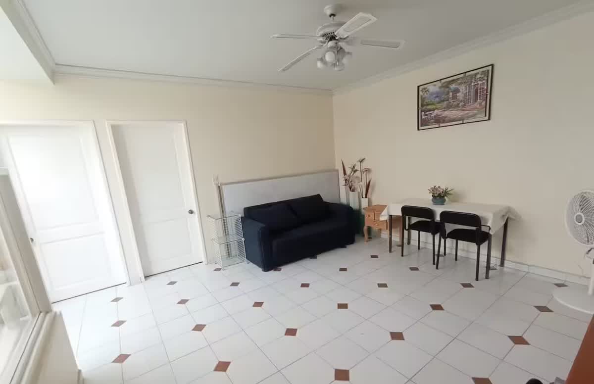 Sala de estar con sofá y comedor