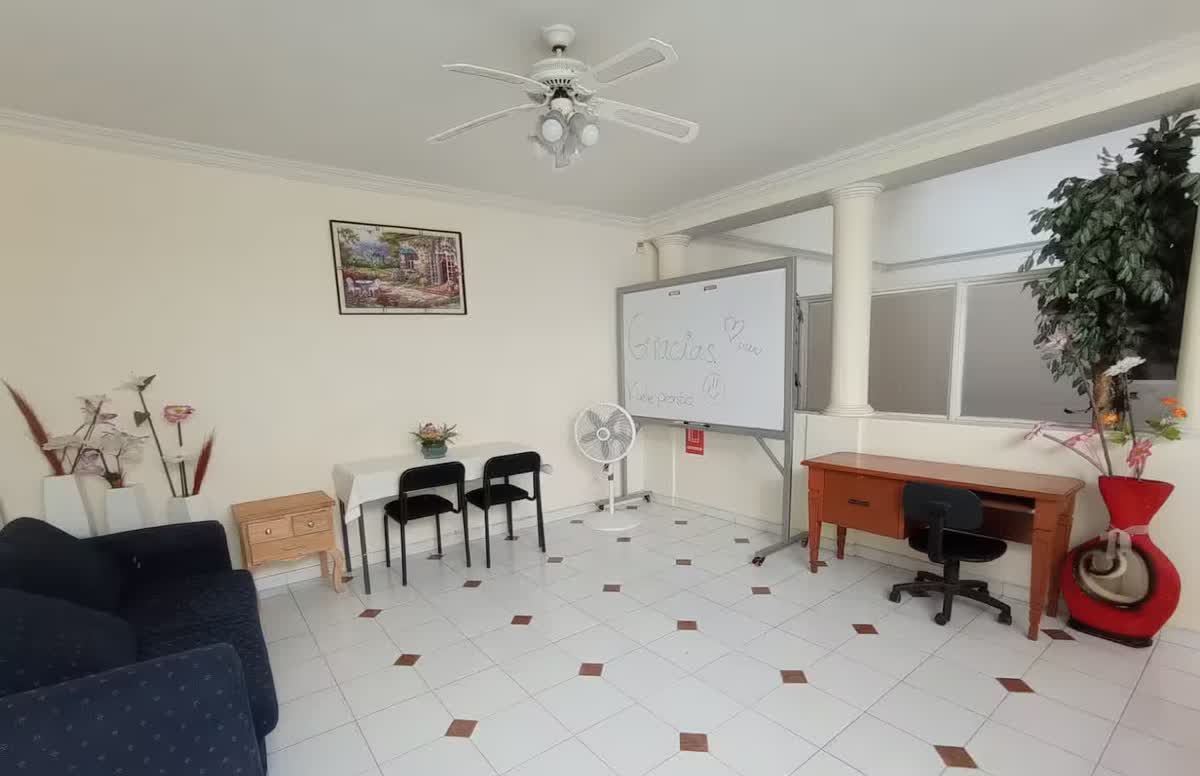 Sala con escritorio, pizarrón e internet